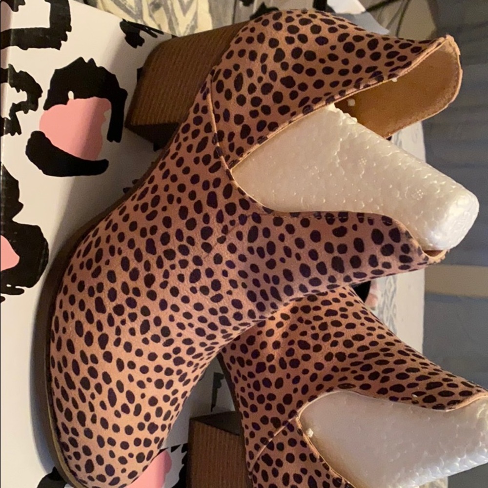 Leopard heel shoes 8.5 size NEVER WORN